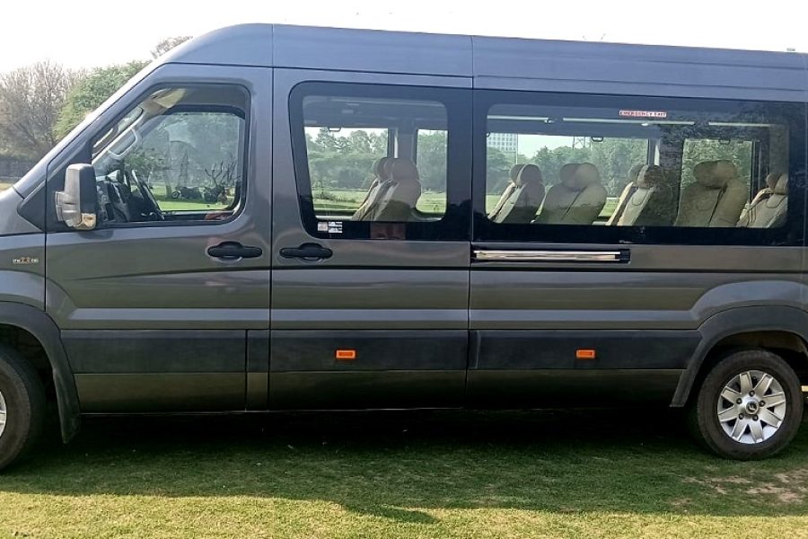 Force Urbania [ 14 / 17 / 22 seater ]